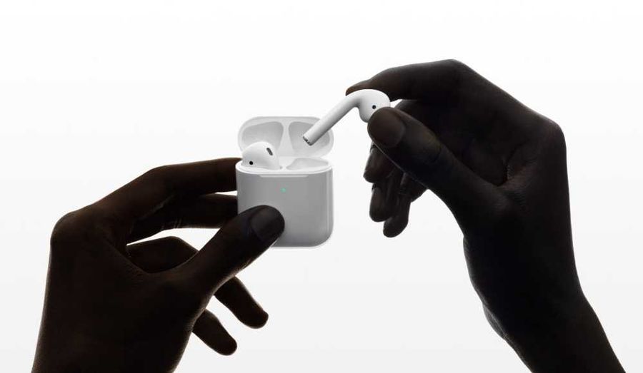 Купить наушники apple airpods w/charging case (mv7n2) Apple AirPods в официальном магазине Apple, Samsung, Xiaomi. iPixel.ru Купить, заказ, кредит, рассрочка, отзывы,  характеристики, цена,  фотографии, в подарок.